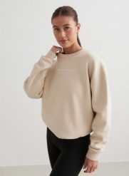Damska bluza dresowa czesana, luźny krój Serif kawa z mlekiem. Białe bluzy AIM'N, s, bez wzorów, z bawełny, bez kaptura. Za 339.00 zł.
