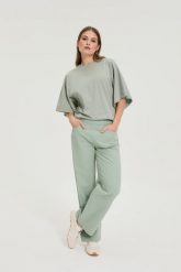 Jeansy z szerokimi nogawkami oliwkowe. Zielone jeansy MOODO, l, bez wzorów. Za 129.99 zł.