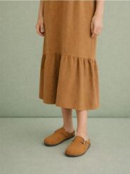 Klapki z klamrą z imitacją zamszu - brązowy. Brązowe klapki Sinsay, bez wzorów, bez obcasa. Za 49.99 zł.