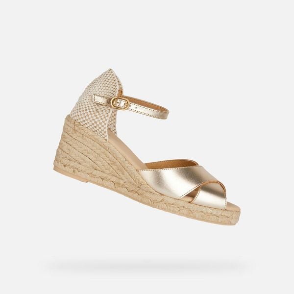 Sandały GEOX D GELSA LOW Złoty. Żółte sandały Geox, bez wzorów, ze skóry, bez obcasa, bez zapięcia. Za 398.99 zł.