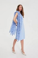 Szal z frędzlami błękitny. Niebieskie szaliki MOODO, bez wzorów, z poliesteru. Za 49.99 zł.