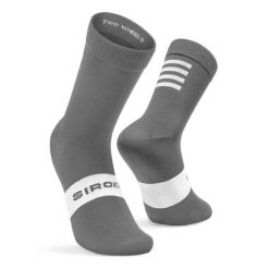Skarpetki Kolarskie unisex SIROKO S1 Grey Saas. Szare skarpety SIROKO, bez wzorów, z nylonu. W wyprzedaży za 57.95 zł.