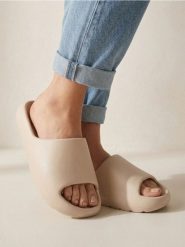 Klapki basic - kremowy. Białe klapki Sinsay, bez wzorów, bez obcasa. Za 29.99 zł.