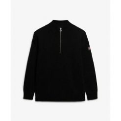 Pulower damski z rozpięciem na pół z kołnierzem przypominającym kołnierz od kurt. Czarne swetry Superdry, na zimę, bez wzorów, z dzianiny, bez ramiączek. Za 349.55 zł.