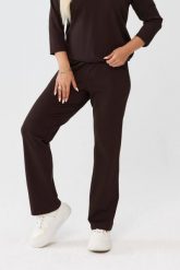 Czekoladowe spodnie Florina - prosta nogawka i kieszenie po bokach PLUS SIZE XXL OVERSIZE JESIEŃ. Brązowe spodnie materiałowe Moda Size Plus Iwanek, do pracy, plus size, bez wzorów, z nylonu, plus size, krótkie. Za 189.90 zł.