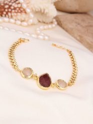 L'Atelier de Gaia Pozłacana bransoletka z elementami ozdobnymi rozmiar: onesize. Brązowe bransoletki L'Atelier de Gaia, z kwarcem, pozłacane. Za 83.03 zł.