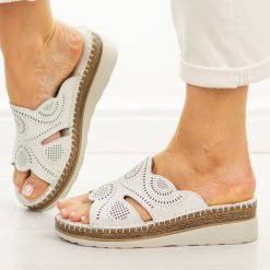 Białe skórzane klapki damskie na koturnie S.Barski 5915. Białe klapki S.BARSKI, bez wzorów, z jeansu, bez obcasa, na koturnie. Za 239.00 zł.