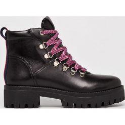 Steve Madden - Botki Boomer. Czarne botki Steve Madden, bez wzorów, z materiału, z okrągłym noskiem, bez obcasa, na obcasie, bez zapięcia. W wyprzedaży za 479.90 zł.