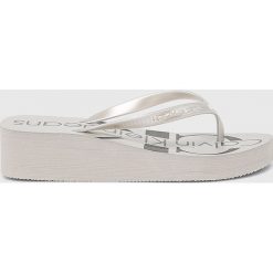 Calvin Klein Jeans - Japonki. Szare klapki Calvin Klein Jeans, bez wzorów, z jeansu, bez obcasa, na koturnie. W wyprzedaży za 139.90 zł.
