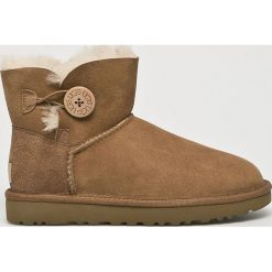 UGG - Buty Mini Bailey Bow II. Żółte botki UGG, bez wzorów, z futra, bez obcasa, na obcasie, bez zapięcia. Za 849.90 zł.