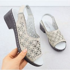 Skórzane sandały damskie ażurowe na klocku beżowe T.Sokolski L25-25 beżowy. Brązowe sandały w ażurowe wzory, z materiału, eleganckie, bez obcasa, bez zapięcia. Za 299.86 zł.