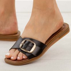 Czarne skórzane klapki damskie Cambell 64307. Czarne klapki POTOCKI, bez wzorów, ze skóry, bez obcasa, na płaskiej podeszwie. Za 199.00 zł.