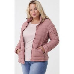 Różowa Kurtka Hey There. Czerwone kurtki Born2be, na jesień, xl, bez wzorów, bez kaptura. Za 149.99 zł.