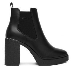 Botki DKNY. Czarne botki DKNY, bez wzorów, bez obcasa, na słupku, bez zapięcia. Za 789.99 zł.