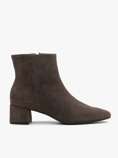 Brązowe botki na słupku ze skóry welurowej. Brązowe botki Brawo sp. z o.o., bez wzorów, ze skóry, bez obcasa, na obcasie, bez zapięcia. Za 499.99 zł.