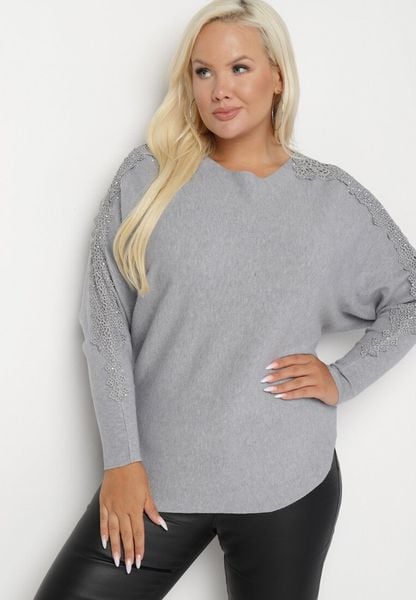 Szara Bluzka z Wiskozą i Bawełną o Kroju Nietoperza Ozdobiona Koronką i Cyrkoniami Erisele. Szare bluzki Born2be, l, z aplikacjami, z bawełny, bez kołnierzyka, bez ramiączek. Za 44.99 zł.