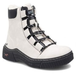 Botki Mustang. Białe botki Mustang, bez wzorów, bez obcasa, na płaskiej podeszwie, bez zapięcia. Za 379.99 zł.