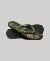 Superdry Klapki Logo z gumy – WOODLAND CAMO AOP. Zielone klapki Superdry, bez wzorów, z gumy, bez obcasa. Za 99.15 zł.
