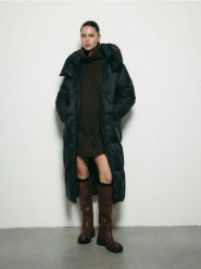 Puchowy płaszcz z kapturem - czarny. Czarne płaszcze Reserved, l, bez wzorów, z puchu, z kapturem. Za 599.99 zł.