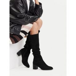 Kozaki JENNY. Czarne kozaki Jenny, bez obcasa, na słupku, bez zapięcia. Za 179.99 zł.