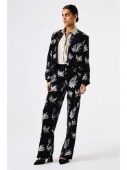 Garcia Spodnie w kolorze czarnym rozmiar: XS. Czarne spodnie materiałowe Garcia, na co dzień, xs, bez wzorów, z materiału. Za 217.99 zł.