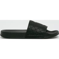 Versace Jeans - Klapki. Czarne klapki Versace Jeans, bez wzorów, z gumy, bez obcasa, na obcasie. W wyprzedaży za 139.90 zł.