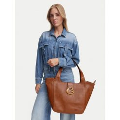 Torebka Guess. Białe torebki klasyczne Guess, z aplikacjami, bez dodatków. Za 544.99 zł.