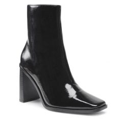 Botki DeeZee. Czarne botki DeeZee, bez wzorów, bez obcasa, na słupku, bez zapięcia. Za 179.99 zł.