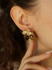 L'Atelier de Gaia Pozłacane kolczyki-wkrętki z tygrysim okiem rozmiar: onesize. Brązowe kolczyki L'Atelier de Gaia, pozłacane. Za 70.24 zł.