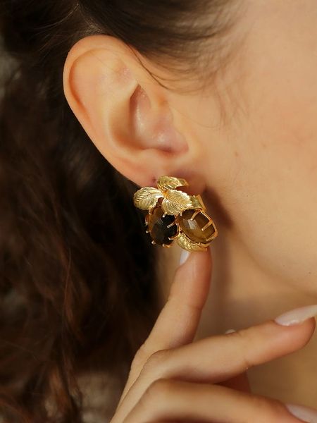 L'Atelier de Gaia Pozłacane kolczyki-wkrętki z tygrysim okiem rozmiar: onesize. Brązowe kolczyki L'Atelier de Gaia, pozłacane. Za 57.06 zł.