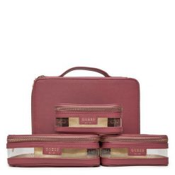 Kosmetyczka Guess. Czerwone kufry i kosmetyczki Guess, z aplikacjami, bez dodatków. Za 279.99 zł.