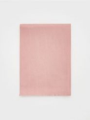 Gładki szal - brudny róż. Czerwone szaliki Reserved, bez wzorów. W wyprzedaży za 29.99 zł.