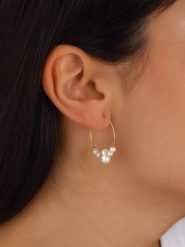 Nakkash Pozłacane kolczyki-kreole z perłami syntetycznymi rozmiar: onesize. Żółte kolczyki Nakkash, z perłą, pozłacane, z zapięciem typu bigiel. Za 30.99 zł.