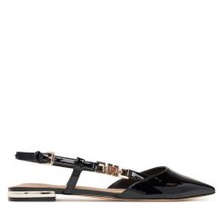 Sandały Guess. Czarne sandały Guess, z aplikacjami, bez obcasa, na płaskiej podeszwie, bez zapięcia. Za 449.99 zł.