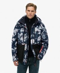 Superdry Kurtka narciarska Ultimate Freestyle — 20k wodoodporna, relaxed fit. Brązowe kurtki narciarskie Superdry, xl, bez wzorów, z nylonu, bez kaptura, narciarskie. Za 1,290.85 zł.