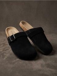 Skórzane klapki z paskiem - czarny. Czarne klapki Sinsay, bez wzorów, bez obcasa. Za 79.99 zł.