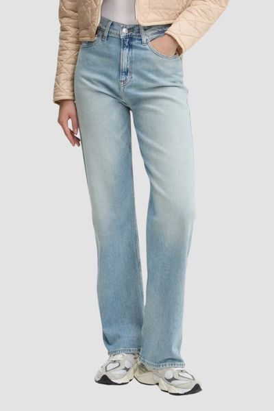 TOMMY JEANS Błękitne jeansy damskie, Rozmiar 27/30. Niebieskie jeansy Tommy Jeans, uniwersalny, bez wzorów. W wyprzedaży za 374.99 zł.