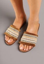 Brązowo-Beżowe Klapki w Stylu Boho z Frędzlami i Cyrkoniami Banissa. Brązowe klapki Born2be, bez wzorów, bez obcasa, na płaskiej podeszwie. Za 74.99 zł.