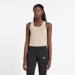 Koszulka damska New Balance WT51401ADS – beżowa. Brązowe koszulki sportowe New Balance, z aplikacjami, z materiału, bez ramiączek. Za 189.99 zł.