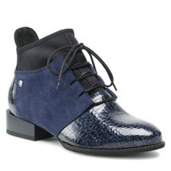 Botki Maciejka. Niebieskie botki Maciejka, bez wzorów, bez obcasa, na płaskiej podeszwie, bez zapięcia. Za 449.99 zł.