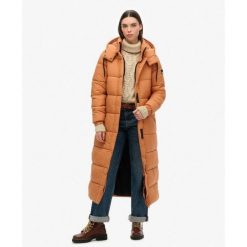 Długi płaszcz pikowany z ripstopu. Brązowe płaszcze Superdry, bez wzorów, bez kaptura. W wyprzedaży za 473.80 zł.