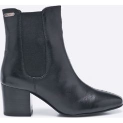 Pepe Jeans - Botki. Czarne botki Pepe Jeans, bez wzorów, z jeansu, z okrągłym noskiem, bez obcasa, na obcasie, bez zapięcia. W wyprzedaży za 299.90 zł.