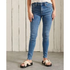 Spodnie turystyczne damskie Superdry High Rise Skinny. Niebieskie spodnie sportowe Superdry, bez wzorów, z bawełny, na fitness i siłownię. Za 228.00 zł.