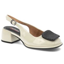 Beżowe Sandały Artiker Eleganckie Lakierowane Obuwie Damskie. Brązowe sandały Artiker, z aplikacjami, z lakierowanej skóry, eleganckie, bez obcasa, na obcasie, bez zapięcia. Za 249.00 zł.