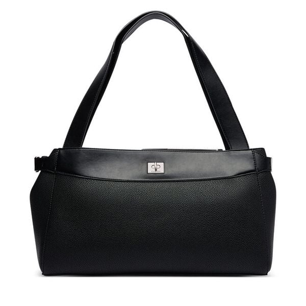 Torebka Calvin Klein. Czarne torebki klasyczne Calvin Klein, bez wzorów, bez dodatków. Za 649.99 zł.