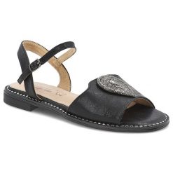 Czarne Sandały S.Barski Modne Obuwie Damskie Z Broszką. Czarne sandały S.BARSKI, z aplikacjami, eleganckie, bez obcasa, bez zapięcia. Za 139.00 zł.