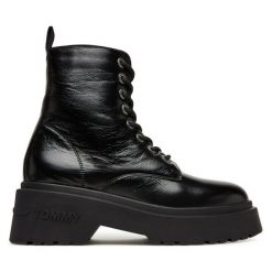 Botki Tommy Jeans. Czarne botki Tommy Jeans, bez wzorów, z jeansu, bez obcasa, na płaskiej podeszwie, bez zapięcia. Za 849.99 zł.