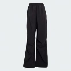 Płócienne spodnie City Tech Parachute. Czarne spodnie dresowe Adidas, bez wzorów. Za 259.00 zł.