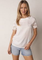 Biała Bluzka Ozdobiona Ażurowymi Rękawkami Kelnila. Białe bluzki Born2be, m, w ażurowe wzory, z jeansu, biznesowe, bez kołnierzyka, bez ramiączek. Za 59.99 zł.