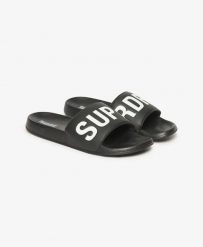 Superdry Core Pool Sliders - Klapki czarno-białe z miękkim paskiem. Czarne klapki Superdry, bez wzorów, z poliesteru, bez obcasa. Za 205.75 zł.